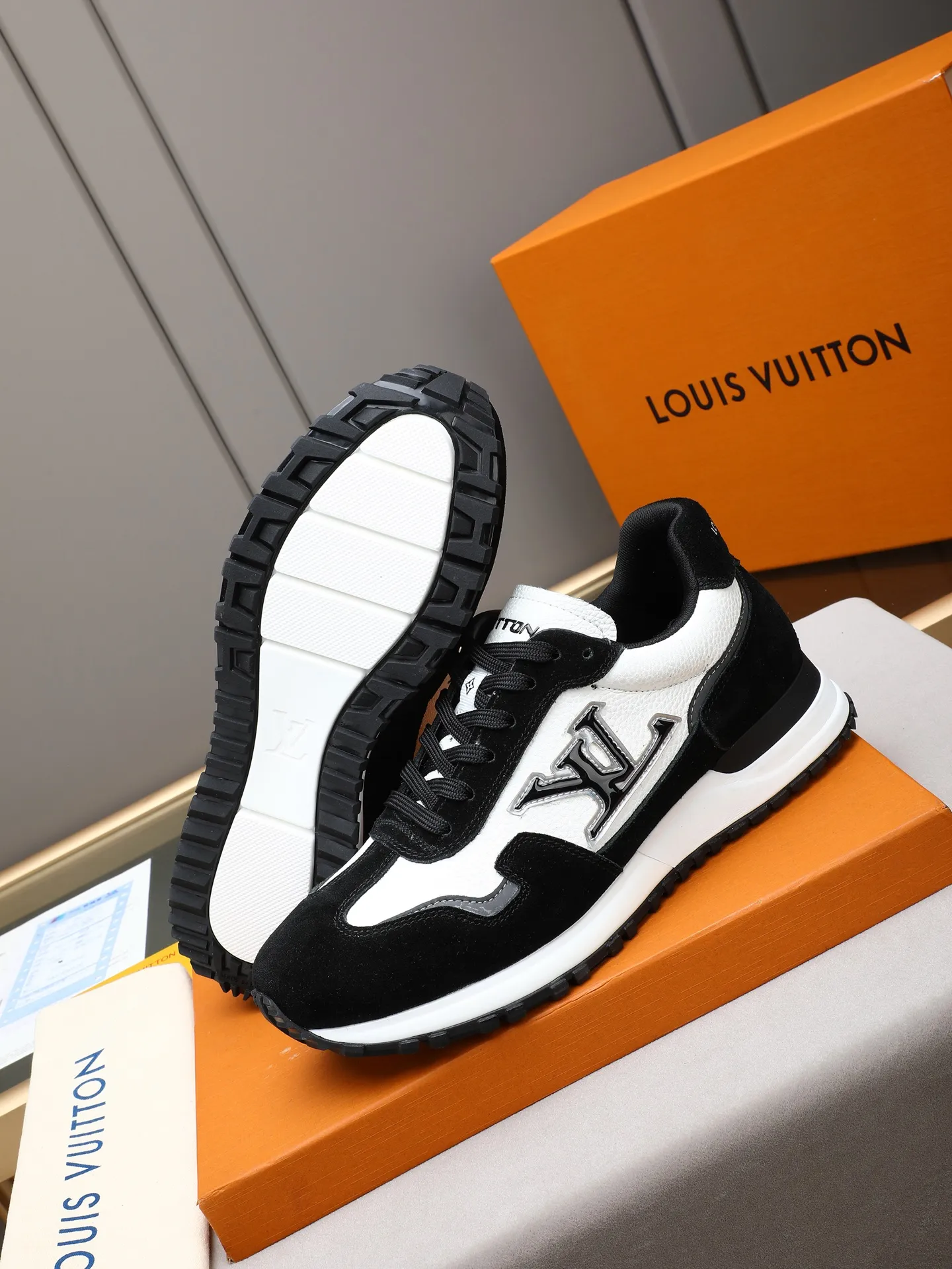 PP600 Louis Vuitton LV Run Men's Sports Shoes LV Run men's sports shoes are made of cowhide leather, low-key and luxurious. The tongue and heel are embellished with classic logos, giving it a full sense of hierarchy. The rubber sole has strong grip and wear resistance, suitable for daily wear or light sports scenes, and has a full sense of quality🎬size: 39-44 (customized at 38.45.46)